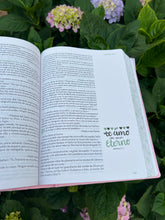 Load image into Gallery viewer, Biblia Arte. Biblia Devocional para expresarte.