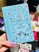 Load image into Gallery viewer, Devocional para Parejas Momentos con Dios.