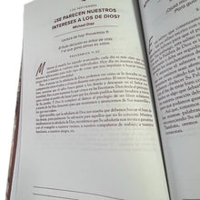 Load image into Gallery viewer, Devocional Diario Un Año de esperanza.