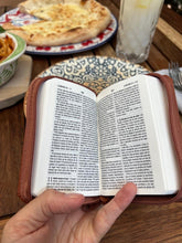 Load image into Gallery viewer, RVR95 Mini Biblia Campamento