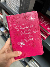 Cargar imagen en el visor de la galería, Descansa en la presencia De Dios. Devocional