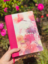 Load image into Gallery viewer, Biblia de estudio para la mujer. NVI