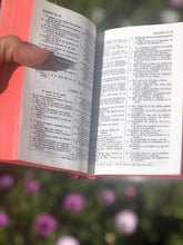 Load image into Gallery viewer, Biblia Reina Valera 1960 mediana y manuable.