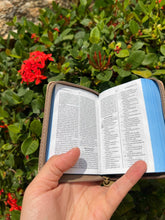 Load image into Gallery viewer, Mini Biblia de bolsillo