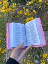 Load image into Gallery viewer, Biblia Reina Valera 1960 con cierre