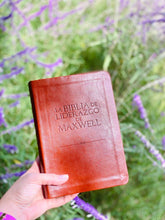 Load image into Gallery viewer, La Biblia de liderazgo de Maxwell. Reina Valera 1960