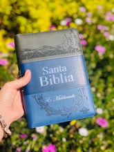 Load image into Gallery viewer, Santa Biblia Reina Valera 1960 para caballero, tritono.