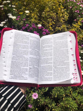 Load image into Gallery viewer, Santa Biblia Reina Valera 1960 para dama.