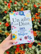 Load image into Gallery viewer, Un año con Dios. 365 devocionales para la mujer.